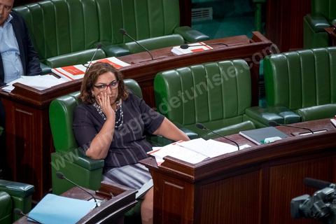 30 juillet 2016 : Après dix-huit mois à la tête du gouvernement tunisien, Habib Essid, technocrate âgé de 67 ans, n’est plus le premier ministre. L’Assemblée des représentants du peuple (ARP), réunie samedi 30 juillet à Tunis, a refusé par 118 voix sur 148 (3 pour et 27 abstentions) de renouveler sa confiance à M. Essid, qui l’avait sollicitée sans trop se faire d’illusions sur l’issue du vote. L’essentiel des députés affiliés aux quatre partis (Nidaa Tounès, Ennahda, Afek Tounès et Union Patriotique Libre) associés à la coalition gouvernementale dirigée par M. Essid ont voté contre la reconduction du premier ministre.Le départ de ce dernier solde le conflit qui l’oppose depuis deux mois au président de la République Béji Caïd Essebsi, âgé de 89 ans. Le 2 juin, le chef de l’Etat avait fragilisé la position de M. Essid en lançant l’idée d’un gouvernement d’« union nationale », une initiative justifiée à ses yeux par la nécessité d’ouvrir une phase plus offensive de l’action gouvernementale. Alors que la Tunisie est confrontée à une économique et sociale très difficile.