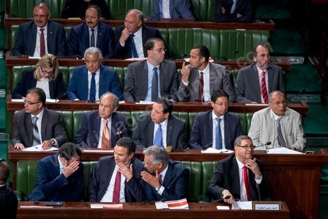 30 juillet 2016 : Le banc des ministres du gouvernement de Habib Essid. Après dix-huit mois à la tête du gouvernement tunisien, Habib Essid, technocrate âgé de 67 ans, n’est plus le premier ministre. L’Assemblée des représentants du peuple (ARP), réunie samedi 30 juillet à Tunis, a refusé par 118 voix sur 148 (3 pour et 27 abstentions) de renouveler sa confiance à M. Essid, qui l’avait sollicitée sans trop se faire d’illusions sur l’issue du vote. L’essentiel des députés affiliés aux quatre partis (Nidaa Tounès, Ennahda, Afek Tounès et Union Patriotique Libre) associés à la coalition gouvernementale dirigée par M. Essid ont voté contre la reconduction du premier ministre.Le départ de ce dernier solde le conflit qui l’oppose depuis deux mois au président de la République Béji Caïd Essebsi, âgé de 89 ans. Le 2 juin, le chef de l’Etat avait fragilisé la position de M. Essid en lançant l’idée d’un gouvernement d’« union nationale », une initiative justifiée à ses yeux par la nécessité d’ouvrir une phase plus offensive de l’action gouvernementale. Alors que la Tunisie est confrontée à une économique et sociale très difficile.