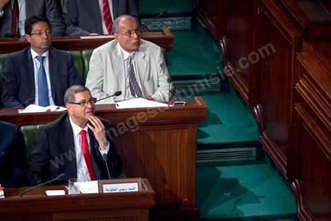 30 juillet 2016 : Le banc des ministres du gouvernement de Habib Essid. Après dix-huit mois à la tête du gouvernement tunisien, Habib Essid, technocrate âgé de 67 ans, n’est plus le premier ministre. L’Assemblée des représentants du peuple (ARP), réunie samedi 30 juillet à Tunis, a refusé par 118 voix sur 148 (3 pour et 27 abstentions) de renouveler sa confiance à M. Essid, qui l’avait sollicitée sans trop se faire d’illusions sur l’issue du vote. L’essentiel des députés affiliés aux quatre partis (Nidaa Tounès, Ennahda, Afek Tounès et Union Patriotique Libre) associés à la coalition gouvernementale dirigée par M. Essid ont voté contre la reconduction du premier ministre.Le départ de ce dernier solde le conflit qui l’oppose depuis deux mois au président de la République Béji Caïd Essebsi, âgé de 89 ans. Le 2 juin, le chef de l’Etat avait fragilisé la position de M. Essid en lançant l’idée d’un gouvernement d’« union nationale », une initiative justifiée à ses yeux par la nécessité d’ouvrir une phase plus offensive de l’action gouvernementale. Alors que la Tunisie est confrontée à une économique et sociale très difficile.