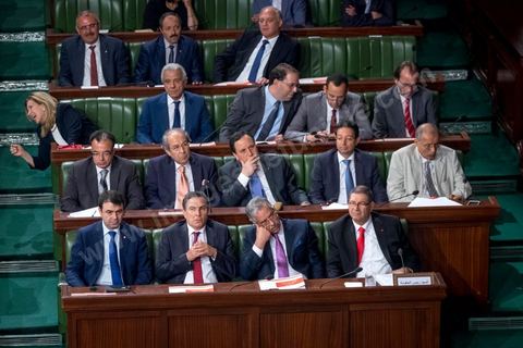 30 juillet 2016 : Le banc des ministres du gouvernement de Habib Essid. Après dix-huit mois à la tête du gouvernement tunisien, Habib Essid, technocrate âgé de 67 ans, n’est plus le premier ministre. L’Assemblée des représentants du peuple (ARP), réunie samedi 30 juillet à Tunis, a refusé par 118 voix sur 148 (3 pour et 27 abstentions) de renouveler sa confiance à M. Essid, qui l’avait sollicitée sans trop se faire d’illusions sur l’issue du vote. L’essentiel des députés affiliés aux quatre partis (Nidaa Tounès, Ennahda, Afek Tounès et Union Patriotique Libre) associés à la coalition gouvernementale dirigée par M. Essid ont voté contre la reconduction du premier ministre.Le départ de ce dernier solde le conflit qui l’oppose depuis deux mois au président de la République Béji Caïd Essebsi, âgé de 89 ans. Le 2 juin, le chef de l’Etat avait fragilisé la position de M. Essid en lançant l’idée d’un gouvernement d’« union nationale », une initiative justifiée à ses yeux par la nécessité d’ouvrir une phase plus offensive de l’action gouvernementale. Alors que la Tunisie est confrontée à une économique et sociale très difficile.