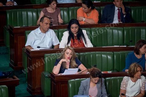 30 juillet 2016 : Après dix-huit mois à la tête du gouvernement tunisien, Habib Essid, technocrate âgé de 67 ans, n’est plus le premier ministre. L’Assemblée des représentants du peuple (ARP), réunie samedi 30 juillet à Tunis, a refusé par 118 voix sur 148 (3 pour et 27 abstentions) de renouveler sa confiance à M. Essid, qui l’avait sollicitée sans trop se faire d’illusions sur l’issue du vote. L’essentiel des députés affiliés aux quatre partis (Nidaa Tounès, Ennahda, Afek Tounès et Union Patriotique Libre) associés à la coalition gouvernementale dirigée par M. Essid ont voté contre la reconduction du premier ministre.Le départ de ce dernier solde le conflit qui l’oppose depuis deux mois au président de la République Béji Caïd Essebsi, âgé de 89 ans. Le 2 juin, le chef de l’Etat avait fragilisé la position de M. Essid en lançant l’idée d’un gouvernement d’« union nationale », une initiative justifiée à ses yeux par la nécessité d’ouvrir une phase plus offensive de l’action gouvernementale. Alors que la Tunisie est confrontée à une économique et sociale très difficile.