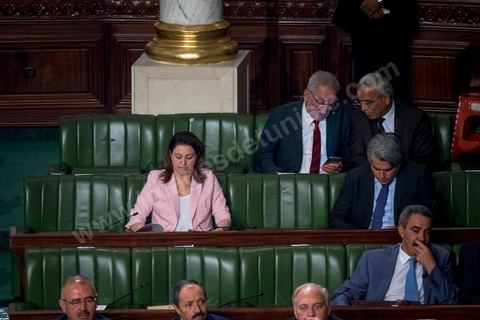 30 juillet 2016 : Le banc des ministres du gouvernement de Habib Essid. Après dix-huit mois à la tête du gouvernement tunisien, Habib Essid, technocrate âgé de 67 ans, n’est plus le premier ministre. L’Assemblée des représentants du peuple (ARP), réunie samedi 30 juillet à Tunis, a refusé par 118 voix sur 148 (3 pour et 27 abstentions) de renouveler sa confiance à M. Essid, qui l’avait sollicitée sans trop se faire d’illusions sur l’issue du vote. L’essentiel des députés affiliés aux quatre partis (Nidaa Tounès, Ennahda, Afek Tounès et Union Patriotique Libre) associés à la coalition gouvernementale dirigée par M. Essid ont voté contre la reconduction du premier ministre.Le départ de ce dernier solde le conflit qui l’oppose depuis deux mois au président de la République Béji Caïd Essebsi, âgé de 89 ans. Le 2 juin, le chef de l’Etat avait fragilisé la position de M. Essid en lançant l’idée d’un gouvernement d’« union nationale », une initiative justifiée à ses yeux par la nécessité d’ouvrir une phase plus offensive de l’action gouvernementale. Alors que la Tunisie est confrontée à une économique et sociale très difficile.
