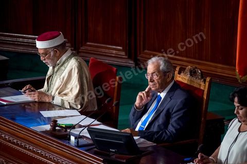 30 juillet 2016 : Mohamed Ennaceur, président de l'ARP avec ses deux vices présidents. Après dix-huit mois à la tête du gouvernement tunisien, Habib Essid, technocrate âgé de 67 ans, n’est plus le premier ministre. L’Assemblée des représentants du peuple (ARP), réunie samedi 30 juillet à Tunis, a refusé par 118 voix sur 148 (3 pour et 27 abstentions) de renouveler sa confiance à M. Essid, qui l’avait sollicitée sans trop se faire d’illusions sur l’issue du vote. L’essentiel des députés affiliés aux quatre partis (Nidaa Tounès, Ennahda, Afek Tounès et Union Patriotique Libre) associés à la coalition gouvernementale dirigée par M. Essid ont voté contre la reconduction du premier ministre.Le départ de ce dernier solde le conflit qui l’oppose depuis deux mois au président de la République Béji Caïd Essebsi, âgé de 89 ans. Le 2 juin, le chef de l’Etat avait fragilisé la position de M. Essid en lançant l’idée d’un gouvernement d’« union nationale », une initiative justifiée à ses yeux par la nécessité d’ouvrir une phase plus offensive de l’action gouvernementale. Alors que la Tunisie est confrontée à une économique et sociale très difficile.