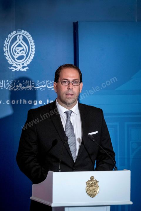 03 août 2016 : "J'ai rencontré aujourd'hui le président de la République qui m'a chargé de former le gouvernement d'union nationale", a déclaré M. Chahed à la presse au palais présidentiel de Carthage. Après la réunion des partis de la coalition d'Union Nationale, le Président tunisien Béji Caïd Essebsi a reçu Youssef Chahed pour lui remettre la lettre officielle le chargeant du poste de Premier Ministre et de former dans les 30 prochains jours le nouveau gouvernemet d'union nationale tunisien après la destitution de Habib Essid le week-end dernier. Jusque là ministre des Affaires locales, cet homme de 40 ans succède à Habib Essid à la tête du gouvernement. Les députés ont retiré samedi leur confiance à son gouvernement, 18 mois seulement après sa nomination. 