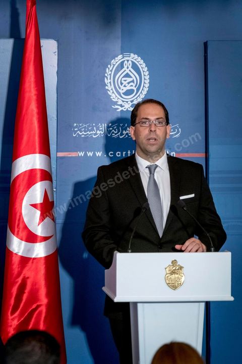 03 août 2016 : "J'ai rencontré aujourd'hui le président de la République qui m'a chargé de former le gouvernement d'union nationale", a déclaré M. Chahed à la presse au palais présidentiel de Carthage. Après la réunion des partis de la coalition d'Union Nationale, le Président tunisien Béji Caïd Essebsi a reçu Youssef Chahed pour lui remettre la lettre officielle le chargeant du poste de Premier Ministre et de former dans les 30 prochains jours le nouveau gouvernemet d'union nationale tunisien après la destitution de Habib Essid le week-end dernier. Jusque là ministre des Affaires locales, cet homme de 40 ans succède à Habib Essid à la tête du gouvernement. Les députés ont retiré samedi leur confiance à son gouvernement, 18 mois seulement après sa nomination. 