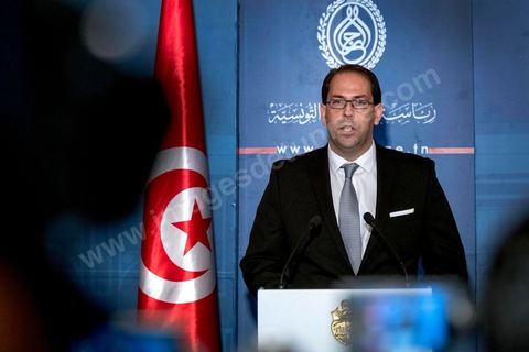 03 août 2016 : "J'ai rencontré aujourd'hui le président de la République qui m'a chargé de former le gouvernement d'union nationale", a déclaré M. Chahed à la presse au palais présidentiel de Carthage. Après la réunion des partis de la coalition d'Union Nationale, le Président tunisien Béji Caïd Essebsi a reçu Youssef Chahed pour lui remettre la lettre officielle le chargeant du poste de Premier Ministre et de former dans les 30 prochains jours le nouveau gouvernemet d'union nationale tunisien après la destitution de Habib Essid le week-end dernier. Jusque là ministre des Affaires locales, cet homme de 40 ans succède à Habib Essid à la tête du gouvernement. Les députés ont retiré samedi leur confiance à son gouvernement, 18 mois seulement après sa nomination. 