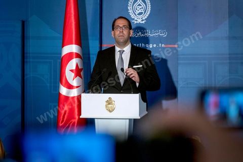 03 août 2016 : "J'ai rencontré aujourd'hui le président de la République qui m'a chargé de former le gouvernement d'union nationale", a déclaré M. Chahed à la presse au palais présidentiel de Carthage. Après la réunion des partis de la coalition d'Union Nationale, le Président tunisien Béji Caïd Essebsi a reçu Youssef Chahed pour lui remettre la lettre officielle le chargeant du poste de Premier Ministre et de former dans les 30 prochains jours le nouveau gouvernemet d'union nationale tunisien après la destitution de Habib Essid le week-end dernier. Jusque là ministre des Affaires locales, cet homme de 40 ans succède à Habib Essid à la tête du gouvernement. Les députés ont retiré samedi leur confiance à son gouvernement, 18 mois seulement après sa nomination. 