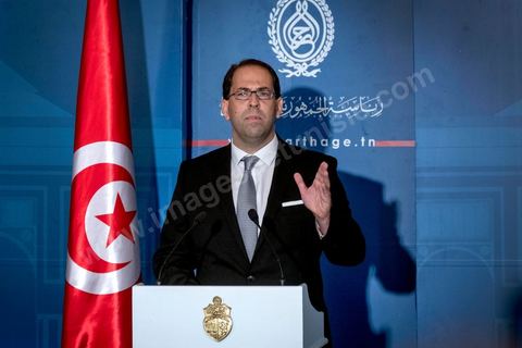 03 août 2016 : "J'ai rencontré aujourd'hui le président de la République qui m'a chargé de former le gouvernement d'union nationale", a déclaré M. Chahed à la presse au palais présidentiel de Carthage. Après la réunion des partis de la coalition d'Union Nationale, le Président tunisien Béji Caïd Essebsi a reçu Youssef Chahed pour lui remettre la lettre officielle le chargeant du poste de Premier Ministre et de former dans les 30 prochains jours le nouveau gouvernemet d'union nationale tunisien après la destitution de Habib Essid le week-end dernier. Jusque là ministre des Affaires locales, cet homme de 40 ans succède à Habib Essid à la tête du gouvernement. Les députés ont retiré samedi leur confiance à son gouvernement, 18 mois seulement après sa nomination. 