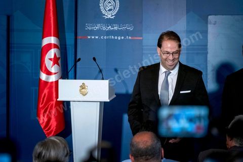03 août 2016 : "J'ai rencontré aujourd'hui le président de la République qui m'a chargé de former le gouvernement d'union nationale", a déclaré M. Chahed à la presse au palais présidentiel de Carthage. Après la réunion des partis de la coalition d'Union Nationale, le Président tunisien Béji Caïd Essebsi a reçu Youssef Chahed pour lui remettre la lettre officielle le chargeant du poste de Premier Ministre et de former dans les 30 prochains jours le nouveau gouvernemet d'union nationale tunisien après la destitution de Habib Essid le week-end dernier. Jusque là ministre des Affaires locales, cet homme de 40 ans succède à Habib Essid à la tête du gouvernement. Les députés ont retiré samedi leur confiance à son gouvernement, 18 mois seulement après sa nomination. 