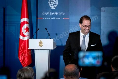 03 août 2016 : "J'ai rencontré aujourd'hui le président de la République qui m'a chargé de former le gouvernement d'union nationale", a déclaré M. Chahed à la presse au palais présidentiel de Carthage. Après la réunion des partis de la coalition d'Union Nationale, le Président tunisien Béji Caïd Essebsi a reçu Youssef Chahed pour lui remettre la lettre officielle le chargeant du poste de Premier Ministre et de former dans les 30 prochains jours le nouveau gouvernemet d'union nationale tunisien après la destitution de Habib Essid le week-end dernier. Jusque là ministre des Affaires locales, cet homme de 40 ans succède à Habib Essid à la tête du gouvernement. Les députés ont retiré samedi leur confiance à son gouvernement, 18 mois seulement après sa nomination. 