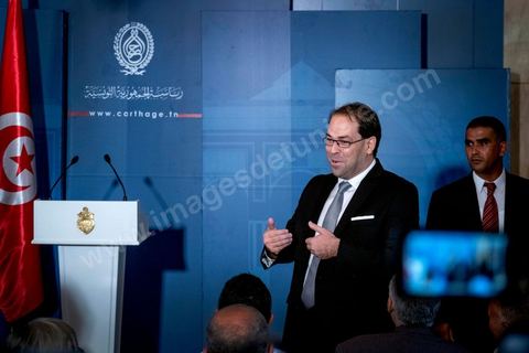 03 août 2016 : "J'ai rencontré aujourd'hui le président de la République qui m'a chargé de former le gouvernement d'union nationale", a déclaré M. Chahed à la presse au palais présidentiel de Carthage. Après la réunion des partis de la coalition d'Union Nationale, le Président tunisien Béji Caïd Essebsi a reçu Youssef Chahed pour lui remettre la lettre officielle le chargeant du poste de Premier Ministre et de former dans les 30 prochains jours le nouveau gouvernemet d'union nationale tunisien après la destitution de Habib Essid le week-end dernier. Jusque là ministre des Affaires locales, cet homme de 40 ans succède à Habib Essid à la tête du gouvernement. Les députés ont retiré samedi leur confiance à son gouvernement, 18 mois seulement après sa nomination. 