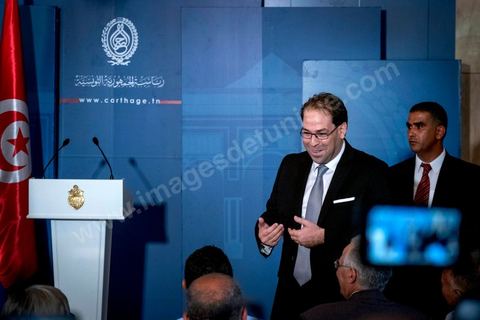 03 août 2016 : "J'ai rencontré aujourd'hui le président de la République qui m'a chargé de former le gouvernement d'union nationale", a déclaré M. Chahed à la presse au palais présidentiel de Carthage. Après la réunion des partis de la coalition d'Union Nationale, le Président tunisien Béji Caïd Essebsi a reçu Youssef Chahed pour lui remettre la lettre officielle le chargeant du poste de Premier Ministre et de former dans les 30 prochains jours le nouveau gouvernemet d'union nationale tunisien après la destitution de Habib Essid le week-end dernier. Jusque là ministre des Affaires locales, cet homme de 40 ans succède à Habib Essid à la tête du gouvernement. Les députés ont retiré samedi leur confiance à son gouvernement, 18 mois seulement après sa nomination. 