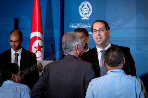 03 août 2016 : "J'ai rencontré aujourd'hui le président de la République qui m'a chargé de former le gouvernement d'union nationale", a déclaré M. Chahed à la presse au palais présidentiel de Carthage. Après la réunion des partis de la coalition d'Union Nationale, le Président tunisien Béji Caïd Essebsi a reçu Youssef Chahed pour lui remettre la lettre officielle le chargeant du poste de Premier Ministre et de former dans les 30 prochains jours le nouveau gouvernemet d'union nationale tunisien après la destitution de Habib Essid le week-end dernier. Jusque là ministre des Affaires locales, cet homme de 40 ans succède à Habib Essid à la tête du gouvernement. Les députés ont retiré samedi leur confiance à son gouvernement, 18 mois seulement après sa nomination. 