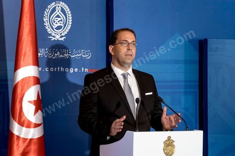 03 août 2016 : "J'ai rencontré aujourd'hui le président de la République qui m'a chargé de former le gouvernement d'union nationale", a déclaré M. Chahed à la presse au palais présidentiel de Carthage. Après la réunion des partis de la coalition d'Union Nationale, le Président tunisien Béji Caïd Essebsi a reçu Youssef Chahed pour lui remettre la lettre officielle le chargeant du poste de Premier Ministre et de former dans les 30 prochains jours le nouveau gouvernemet d'union nationale tunisien après la destitution de Habib Essid le week-end dernier. Jusque là ministre des Affaires locales, cet homme de 40 ans succède à Habib Essid à la tête du gouvernement. Les députés ont retiré samedi leur confiance à son gouvernement, 18 mois seulement après sa nomination. 