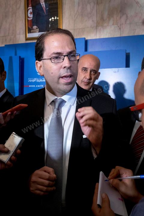 03 août 2016 : "J'ai rencontré aujourd'hui le président de la République qui m'a chargé de former le gouvernement d'union nationale", a déclaré M. Chahed à la presse au palais présidentiel de Carthage. Après la réunion des partis de la coalition d'Union Nationale, le Président tunisien Béji Caïd Essebsi a reçu Youssef Chahed pour lui remettre la lettre officielle le chargeant du poste de Premier Ministre et de former dans les 30 prochains jours le nouveau gouvernemet d'union nationale tunisien après la destitution de Habib Essid le week-end dernier. Jusque là ministre des Affaires locales, cet homme de 40 ans succède à Habib Essid à la tête du gouvernement. Les députés ont retiré samedi leur confiance à son gouvernement, 18 mois seulement après sa nomination. 