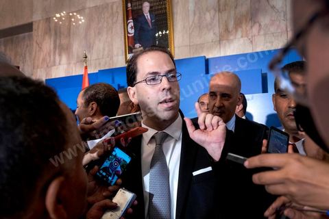 03 août 2016 : "J'ai rencontré aujourd'hui le président de la République qui m'a chargé de former le gouvernement d'union nationale", a déclaré M. Chahed à la presse au palais présidentiel de Carthage. Après la réunion des partis de la coalition d'Union Nationale, le Président tunisien Béji Caïd Essebsi a reçu Youssef Chahed pour lui remettre la lettre officielle le chargeant du poste de Premier Ministre et de former dans les 30 prochains jours le nouveau gouvernemet d'union nationale tunisien après la destitution de Habib Essid le week-end dernier. Jusque là ministre des Affaires locales, cet homme de 40 ans succède à Habib Essid à la tête du gouvernement. Les députés ont retiré samedi leur confiance à son gouvernement, 18 mois seulement après sa nomination. 