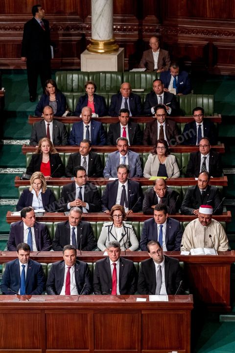 26 août 2016 : Discours pour vote de confiance du nouveau Premier Ministre Youssef Chached devant les députés à l'Assemblée des Représentants du Peuple et présentation de sa nouvelle équipe gouvernementale d'union nationale composée de 26 ministres et 14 secrétaires d'état. Il a annoncé notamment une série de mesures en faveur de la lutte contre le terrorisme et la corruption, pour la relance de l'économie et des investissements. Après avoir posé un bilan inquiétant de l'économie tunisienne et de sa dett, il promet de s'attaquer à la réforme de l'administration, avec notamment réduction du nombre de fonctionnaires. 