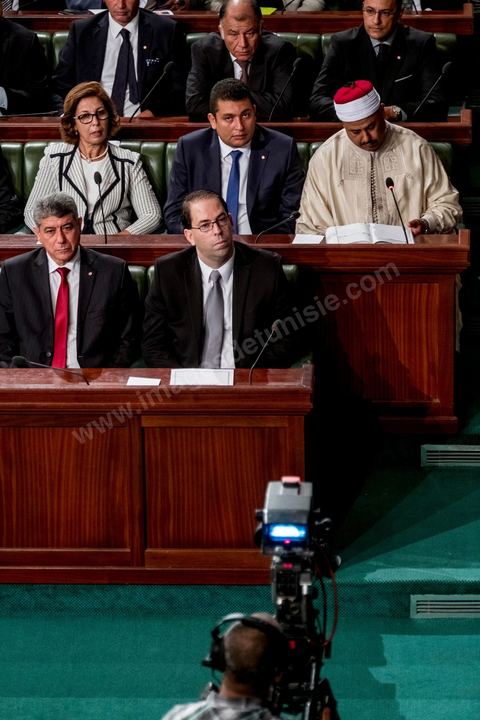 26 août 2016 : Discours pour vote de confiance du nouveau Premier Ministre Youssef Chached devant les députés à l'Assemblée des Représentants du Peuple et présentation de sa nouvelle équipe gouvernementale d'union nationale composée de 26 ministres et 14 secrétaires d'état. Il a annoncé notamment une série de mesures en faveur de la lutte contre le terrorisme et la corruption, pour la relance de l'économie et des investissements. Après avoir posé un bilan inquiétant de l'économie tunisienne et de sa dett, il promet de s'attaquer à la réforme de l'administration, avec notamment réduction du nombre de fonctionnaires. 