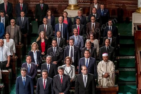 26 août 2016 : Discours pour vote de confiance du nouveau Premier Ministre Youssef Chached devant les députés à l'Assemblée des Représentants du Peuple et présentation de sa nouvelle équipe gouvernementale d'union nationale composée de 26 ministres et 14 secrétaires d'état. Il a annoncé notamment une série de mesures en faveur de la lutte contre le terrorisme et la corruption, pour la relance de l'économie et des investissements. Après avoir posé un bilan inquiétant de l'économie tunisienne et de sa dett, il promet de s'attaquer à la réforme de l'administration, avec notamment réduction du nombre de fonctionnaires. 