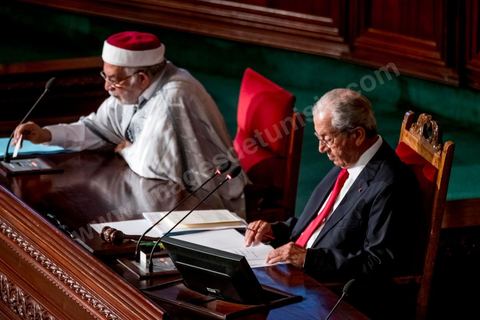 26 août 2016 : Discours pour vote de confiance du nouveau Premier Ministre Youssef Chached devant les députés à l'Assemblée des Représentants du Peuple et présentation de sa nouvelle équipe gouvernementale d'union nationale composée de 26 ministres et 14 secrétaires d'état. Il a annoncé notamment une série de mesures en faveur de la lutte contre le terrorisme et la corruption, pour la relance de l'économie et des investissements. Après avoir posé un bilan inquiétant de l'économie tunisienne et de sa dett, il promet de s'attaquer à la réforme de l'administration, avec notamment réduction du nombre de fonctionnaires. 