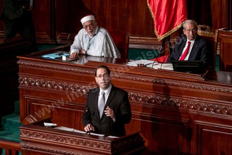 26 août 2016 : Discours pour vote de confiance du nouveau Premier Ministre Youssef Chached devant les députés à l'Assemblée des Représentants du Peuple et présentation de sa nouvelle équipe gouvernementale d'union nationale composée de 26 ministres et 14 secrétaires d'état. Il a annoncé notamment une série de mesures en faveur de la lutte contre le terrorisme et la corruption, pour la relance de l'économie et des investissements. Après avoir posé un bilan inquiétant de l'économie tunisienne et de sa dett, il promet de s'attaquer à la réforme de l'administration, avec notamment réduction du nombre de fonctionnaires. 