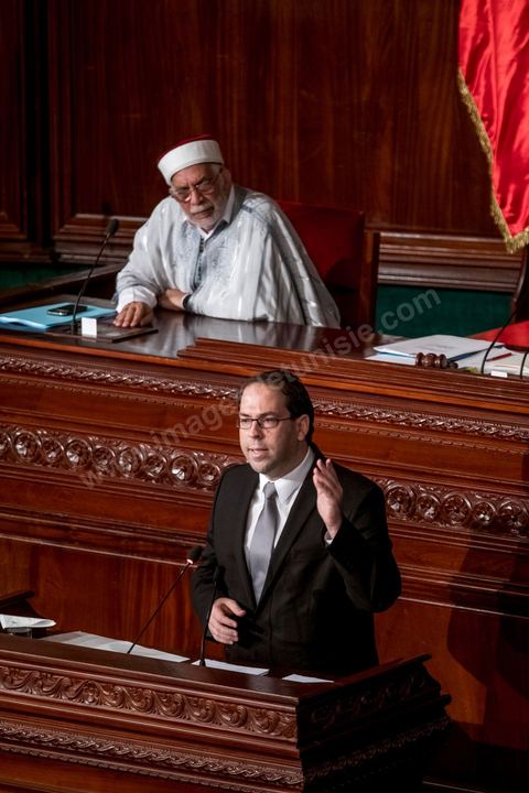 26 août 2016 : Discours pour vote de confiance du nouveau Premier Ministre Youssef Chached devant les députés à l'Assemblée des Représentants du Peuple et présentation de sa nouvelle équipe gouvernementale d'union nationale composée de 26 ministres et 14 secrétaires d'état. Il a annoncé notamment une série de mesures en faveur de la lutte contre le terrorisme et la corruption, pour la relance de l'économie et des investissements. Après avoir posé un bilan inquiétant de l'économie tunisienne et de sa dett, il promet de s'attaquer à la réforme de l'administration, avec notamment réduction du nombre de fonctionnaires. 