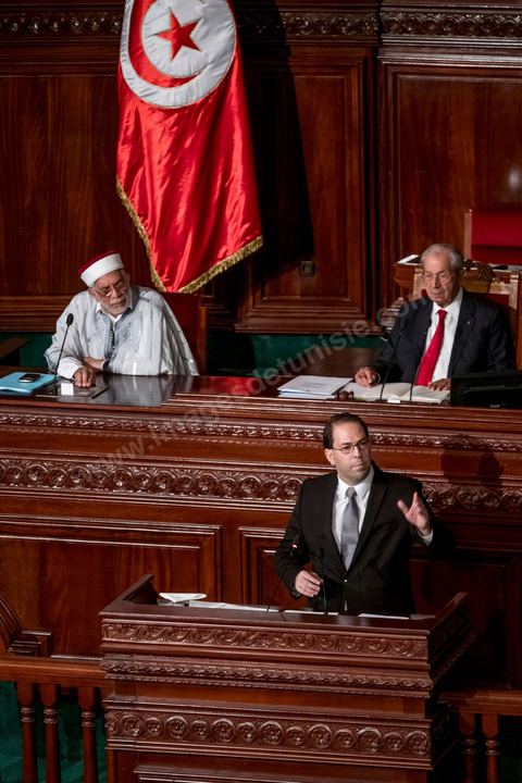 26 août 2016 : Discours pour vote de confiance du nouveau Premier Ministre Youssef Chached devant les députés à l'Assemblée des Représentants du Peuple et présentation de sa nouvelle équipe gouvernementale d'union nationale composée de 26 ministres et 14 secrétaires d'état. Il a annoncé notamment une série de mesures en faveur de la lutte contre le terrorisme et la corruption, pour la relance de l'économie et des investissements. Après avoir posé un bilan inquiétant de l'économie tunisienne et de sa dett, il promet de s'attaquer à la réforme de l'administration, avec notamment réduction du nombre de fonctionnaires. 