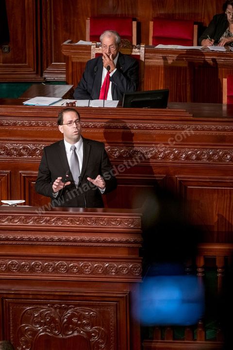 26 août 2016 : Discours pour vote de confiance du nouveau Premier Ministre Youssef Chached devant les députés à l'Assemblée des Représentants du Peuple et présentation de sa nouvelle équipe gouvernementale d'union nationale composée de 26 ministres et 14 secrétaires d'état. Il a annoncé notamment une série de mesures en faveur de la lutte contre le terrorisme et la corruption, pour la relance de l'économie et des investissements. Après avoir posé un bilan inquiétant de l'économie tunisienne et de sa dett, il promet de s'attaquer à la réforme de l'administration, avec notamment réduction du nombre de fonctionnaires. 