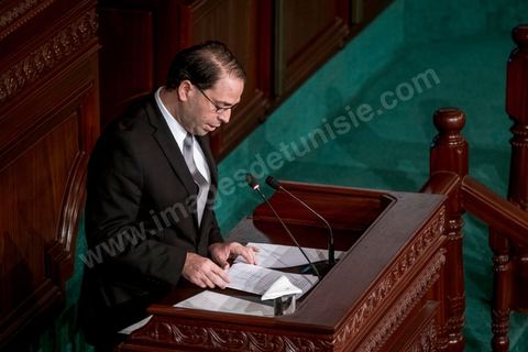 26 août 2016 : Discours pour vote de confiance du nouveau Premier Ministre Youssef Chached devant les députés à l'Assemblée des Représentants du Peuple et présentation de sa nouvelle équipe gouvernementale d'union nationale composée de 26 ministres et 14 secrétaires d'état. Il a annoncé notamment une série de mesures en faveur de la lutte contre le terrorisme et la corruption, pour la relance de l'économie et des investissements. Après avoir posé un bilan inquiétant de l'économie tunisienne et de sa dett, il promet de s'attaquer à la réforme de l'administration, avec notamment réduction du nombre de fonctionnaires. 