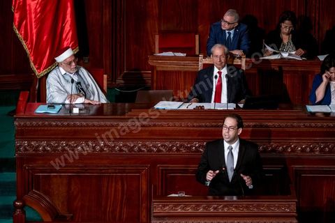 26 août 2016 : Discours pour vote de confiance du nouveau Premier Ministre Youssef Chached devant les députés à l'Assemblée des Représentants du Peuple et présentation de sa nouvelle équipe gouvernementale d'union nationale composée de 26 ministres et 14 secrétaires d'état. Il a annoncé notamment une série de mesures en faveur de la lutte contre le terrorisme et la corruption, pour la relance de l'économie et des investissements. Après avoir posé un bilan inquiétant de l'économie tunisienne et de sa dett, il promet de s'attaquer à la réforme de l'administration, avec notamment réduction du nombre de fonctionnaires. 