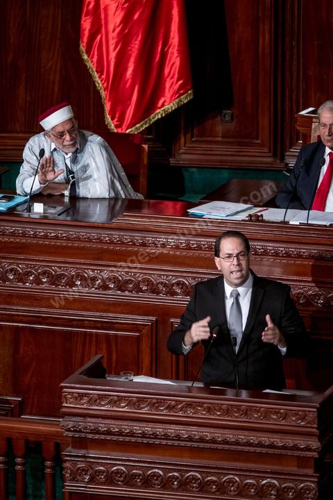 26 août 2016 : Discours pour vote de confiance du nouveau Premier Ministre Youssef Chached devant les députés à l'Assemblée des Représentants du Peuple et présentation de sa nouvelle équipe gouvernementale d'union nationale composée de 26 ministres et 14 secrétaires d'état. Il a annoncé notamment une série de mesures en faveur de la lutte contre le terrorisme et la corruption, pour la relance de l'économie et des investissements. Après avoir posé un bilan inquiétant de l'économie tunisienne et de sa dett, il promet de s'attaquer à la réforme de l'administration, avec notamment réduction du nombre de fonctionnaires. 