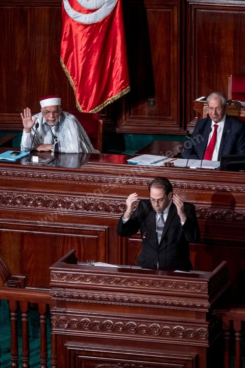 26 août 2016 : Discours pour vote de confiance du nouveau Premier Ministre Youssef Chached devant les députés à l'Assemblée des Représentants du Peuple et présentation de sa nouvelle équipe gouvernementale d'union nationale composée de 26 ministres et 14 secrétaires d'état. Il a annoncé notamment une série de mesures en faveur de la lutte contre le terrorisme et la corruption, pour la relance de l'économie et des investissements. Après avoir posé un bilan inquiétant de l'économie tunisienne et de sa dett, il promet de s'attaquer à la réforme de l'administration, avec notamment réduction du nombre de fonctionnaires. 