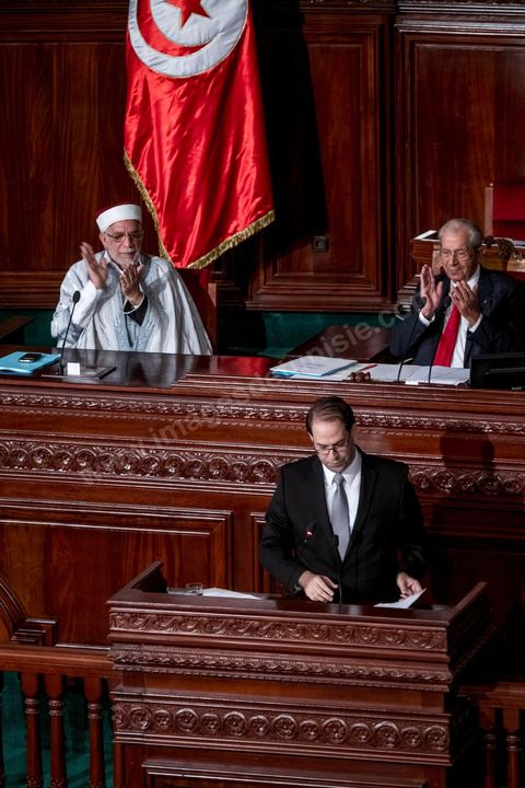 26 août 2016 : Discours pour vote de confiance du nouveau Premier Ministre Youssef Chached devant les députés à l'Assemblée des Représentants du Peuple et présentation de sa nouvelle équipe gouvernementale d'union nationale composée de 26 ministres et 14 secrétaires d'état. Il a annoncé notamment une série de mesures en faveur de la lutte contre le terrorisme et la corruption, pour la relance de l'économie et des investissements. Après avoir posé un bilan inquiétant de l'économie tunisienne et de sa dett, il promet de s'attaquer à la réforme de l'administration, avec notamment réduction du nombre de fonctionnaires. 