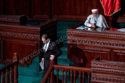 26 août 2016 : Discours pour vote de confiance du nouveau Premier Ministre Youssef Chached devant les députés à l'Assemblée des Représentants du Peuple et présentation de sa nouvelle équipe gouvernementale d'union nationale composée de 26 ministres et 14 secrétaires d'état. Il a annoncé notamment une série de mesures en faveur de la lutte contre le terrorisme et la corruption, pour la relance de l'économie et des investissements. Après avoir posé un bilan inquiétant de l'économie tunisienne et de sa dett, il promet de s'attaquer à la réforme de l'administration, avec notamment réduction du nombre de fonctionnaires. 
