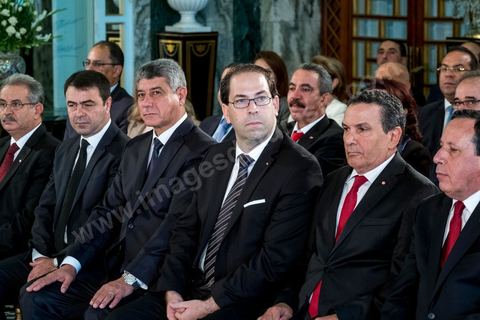 27 aout 2016 : Youssef Chahed, Premier Ministre, entouré de son gouvernement à la prestation de serment du nouveau gouvernement de Youssef Chahed devant le Président de la République Béji Caïd Essebsi à Carthage. Au lendemain du vote de confiance à l'ARP, les membres du nouveau gouvernement se sont rendus à Carthage pour la prestation de serment et la photo de groupe du gouvernement. Le gouvernement a obtenu 167 voix de confiance et 22 députés ont voté contre et 5 autres ont préféré s’abstenir.
