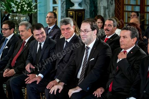 27 aout 2016 : Youssef Chahed, Premier Ministre, entouré de son gouvernement à la prestation de serment du nouveau gouvernement de Youssef Chahed devant le Président de la République Béji Caïd Essebsi à Carthage. Au lendemain du vote de confiance à l'ARP, les membres du nouveau gouvernement se sont rendus à Carthage pour la prestation de serment et la photo de groupe du gouvernement. Le gouvernement a obtenu 167 voix de confiance et 22 députés ont voté contre et 5 autres ont préféré s’abstenir.