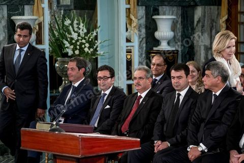 27 aout 2016 : à la prestation de serment du nouveau gouvernement de Youssef Chahed devant le Président de la République Béji Caïd Essebsi à Carthage. Au lendemain du vote de confiance à l'ARP, les membres du nouveau gouvernement se sont rendus à Carthage pour la prestation de serment et la photo de groupe du gouvernement. Le gouvernement a obtenu 167 voix de confiance et 22 députés ont voté contre et 5 autres ont préféré s’abstenir.