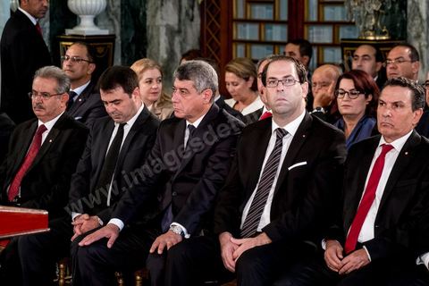 27 aout 2016 : Youssef Chahed, Premier Ministre, entouré de son gouvernement à la prestation de serment du nouveau gouvernement de Youssef Chahed devant le Président de la République Béji Caïd Essebsi à Carthage. Au lendemain du vote de confiance à l'ARP, les membres du nouveau gouvernement se sont rendus à Carthage pour la prestation de serment et la photo de groupe du gouvernement. Le gouvernement a obtenu 167 voix de confiance et 22 députés ont voté contre et 5 autres ont préféré s’abstenir.