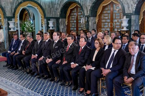 27 aout 2016 : Youssef Chahed, Premier Ministre, entouré de son gouvernement à la prestation de serment du nouveau gouvernement de Youssef Chahed devant le Président de la République Béji Caïd Essebsi à Carthage. Au lendemain du vote de confiance à l'ARP, les membres du nouveau gouvernement se sont rendus à Carthage pour la prestation de serment et la photo de groupe du gouvernement. Le gouvernement a obtenu 167 voix de confiance et 22 députés ont voté contre et 5 autres ont préféré s’abstenir.