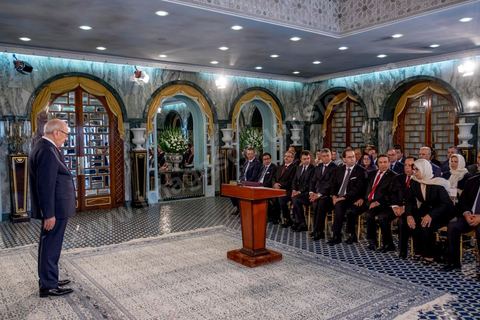 27 aout 2016 : Le Président Beji Caïd Essebsi recevant à Carthage Youssef Chahed, Premier Ministre, entouré de son gouvernement à la prestation de serment du nouveau gouvernement de Youssef Chahed devant le Président de la République Béji Caïd Essebsi à Carthage. Au lendemain du vote de confiance à l'ARP, les membres du nouveau gouvernement se sont rendus à Carthage pour la prestation de serment et la photo de groupe du gouvernement. Le gouvernement a obtenu 167 voix de confiance et 22 députés ont voté contre et 5 autres ont préféré s’abstenir.
