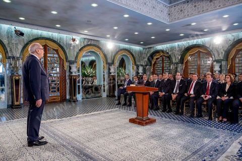27 aout 2016 : Le Président Beji Caïd Essebsi recevant à Carthage Youssef Chahed, Premier Ministre, entouré de son gouvernement à la prestation de serment du nouveau gouvernement de Youssef Chahed devant le Président de la République Béji Caïd Essebsi à Carthage. Au lendemain du vote de confiance à l'ARP, les membres du nouveau gouvernement se sont rendus à Carthage pour la prestation de serment et la photo de groupe du gouvernement. Le gouvernement a obtenu 167 voix de confiance et 22 députés ont voté contre et 5 autres ont préféré s’abstenir.