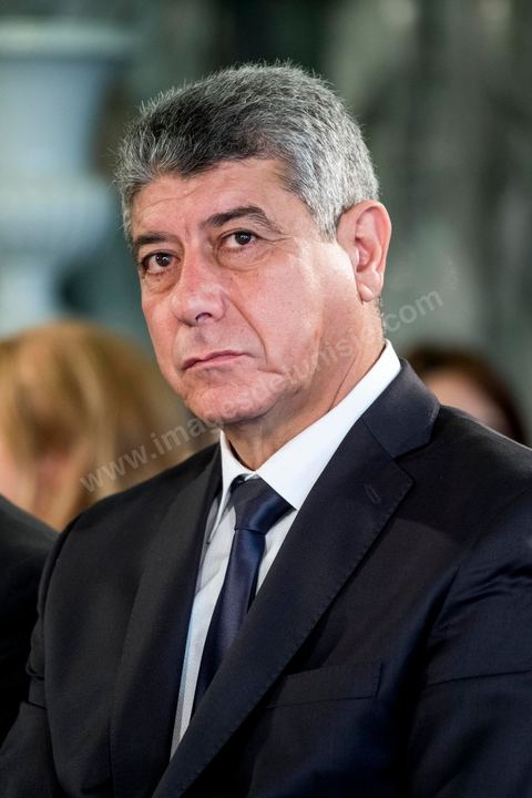 27 aout 2016 : Ghazi Jeribi, Minsitre de la Justice, à la prestation de serment du nouveau gouvernement de Youssef Chahed devant le Président de la République Béji Caïd Essebsi à Carthage. Au lendemain du vote de confiance à l'ARP, les membres du nouveau gouvernement se sont rendus à Carthage pour la prestation de serment et la photo de groupe du gouvernement. Le gouvernement a obtenu 167 voix de confiance et 22 députés ont voté contre et 5 autres ont préféré s’abstenir.