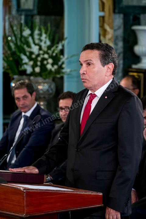 27 aout 2016 : Farhat Horchani, Ministre d ela Défense, à la prestation de serment du nouveau gouvernement de Youssef Chahed devant le Président de la République Béji Caïd Essebsi à Carthage. Au lendemain du vote de confiance à l'ARP, les membres du nouveau gouvernement se sont rendus à Carthage pour la prestation de serment et la photo de groupe du gouvernement. Le gouvernement a obtenu 167 voix de confiance et 22 députés ont voté contre et 5 autres ont préféré s’abstenir.