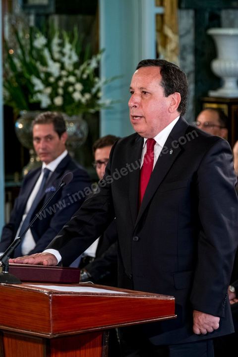 27 aout 2016 : Khemaies Jhinaoui, Ministre des Affaires Etrangères, à la prestation de serment du nouveau gouvernement de Youssef Chahed devant le Président de la République Béji Caïd Essebsi à Carthage. Au lendemain du vote de confiance à l'ARP, les membres du nouveau gouvernement se sont rendus à Carthage pour la prestation de serment et la photo de groupe du gouvernement. Le gouvernement a obtenu 167 voix de confiance et 22 députés ont voté contre et 5 autres ont préféré s’abstenir.