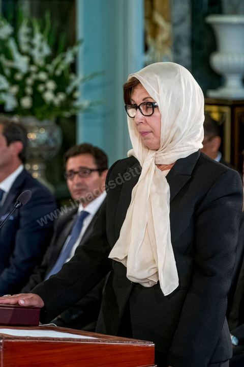 27 aout 2016 : Lamia Zribi, ministre des Finances, à la prestation de serment du nouveau gouvernement de Youssef Chahed devant le Président de la République Béji Caïd Essebsi à Carthage. Au lendemain du vote de confiance à l'ARP, les membres du nouveau gouvernement se sont rendus à Carthage pour la prestation de serment et la photo de groupe du gouvernement. Le gouvernement a obtenu 167 voix de confiance et 22 députés ont voté contre et 5 autres ont préféré s’abstenir.