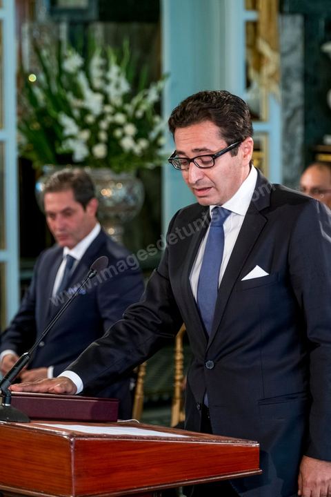 27 aout 2016 : Fadhel Abdelkefi, Ministre du Développement, de l'Investissement et de la Coopération internationale, à la prestation de serment du nouveau gouvernement de Youssef Chahed devant le Président de la République Béji Caïd Essebsi à Carthage. Au lendemain du vote de confiance à l'ARP, les membres du nouveau gouvernement se sont rendus à Carthage pour la prestation de serment et la photo de groupe du gouvernement. Le gouvernement a obtenu 167 voix de confiance et 22 députés ont voté contre et 5 autres ont préféré s’abstenir.