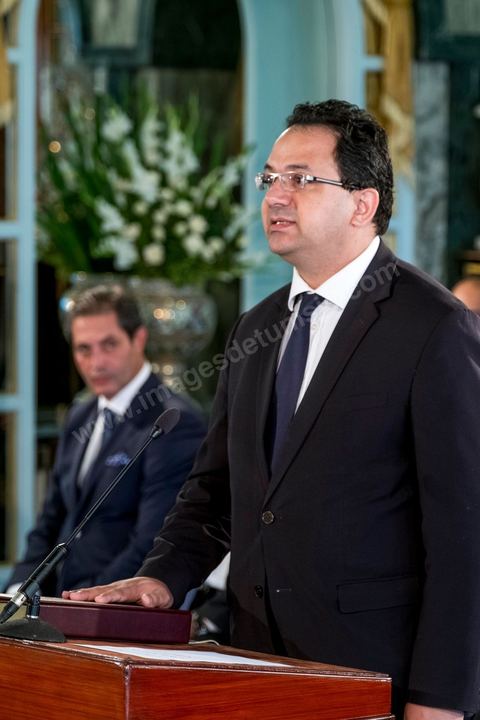 27 aout 2016 : Zied Ladhari, Ministre de l'Industrie et du Commerce, à la prestation de serment du nouveau gouvernement de Youssef Chahed devant le Président de la République Béji Caïd Essebsi à Carthage. Au lendemain du vote de confiance à l'ARP, les membres du nouveau gouvernement se sont rendus à Carthage pour la prestation de serment et la photo de groupe du gouvernement. Le gouvernement a obtenu 167 voix de confiance et 22 députés ont voté contre et 5 autres ont préféré s’abstenir.