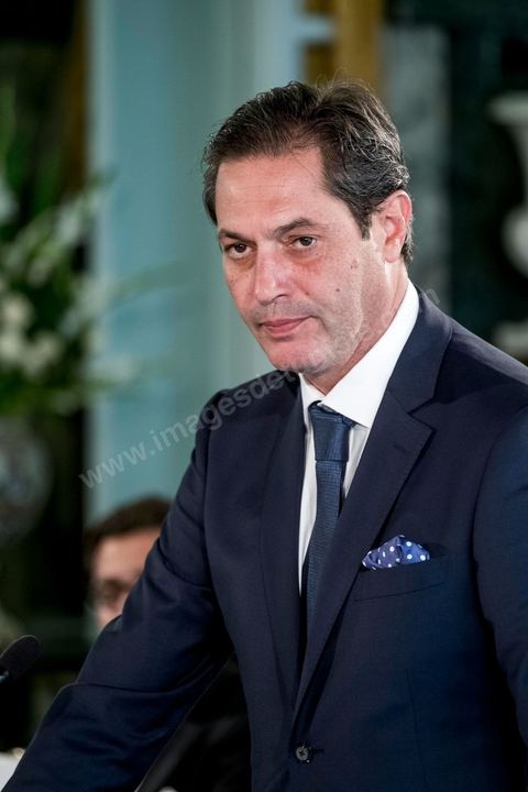 27 aout 2016 : Riadh Mouakher, Ministre des Affaires locales et de l'Environnement, à la prestation de serment du nouveau gouvernement de Youssef Chahed devant le Président de la République Béji Caïd Essebsi à Carthage. Au lendemain du vote de confiance à l'ARP, les membres du nouveau gouvernement se sont rendus à Carthage pour la prestation de serment et la photo de groupe du gouvernement. Le gouvernement a obtenu 167 voix de confiance et 22 députés ont voté contre et 5 autres ont préféré s’abstenir.