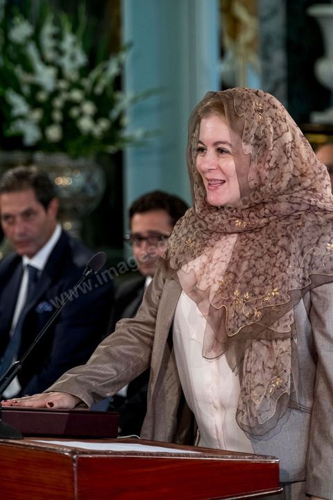 27 aout 2016 : Héla Cheïkhrouhou, ministre de l’Energie et des Mines, à la prestation de serment du nouveau gouvernement de Youssef Chahed devant le Président de la République Béji Caïd Essebsi à Carthage. Au lendemain du vote de confiance à l'ARP, les membres du nouveau gouvernement se sont rendus à Carthage pour la prestation de serment et la photo de groupe du gouvernement. Le gouvernement a obtenu 167 voix de confiance et 22 députés ont voté contre et 5 autres ont préféré s’abstenir.