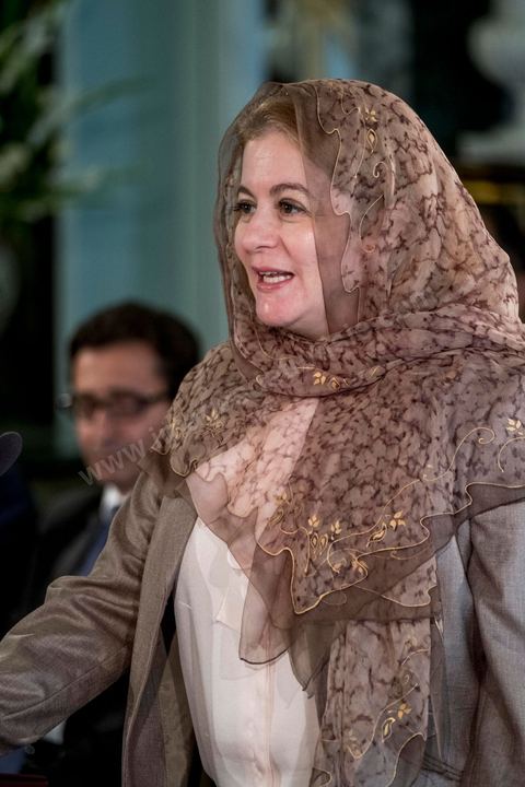 27 aout 2016 : Héla Cheïkhrouhou, ministre de l’Energie et des Mines, à la prestation de serment du nouveau gouvernement de Youssef Chahed devant le Président de la République Béji Caïd Essebsi à Carthage. Au lendemain du vote de confiance à l'ARP, les membres du nouveau gouvernement se sont rendus à Carthage pour la prestation de serment et la photo de groupe du gouvernement. Le gouvernement a obtenu 167 voix de confiance et 22 députés ont voté contre et 5 autres ont préféré s’abstenir.